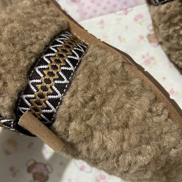 UGG Max Curly Shearling Bow Slip-On Slippers - Picture 4 of 7